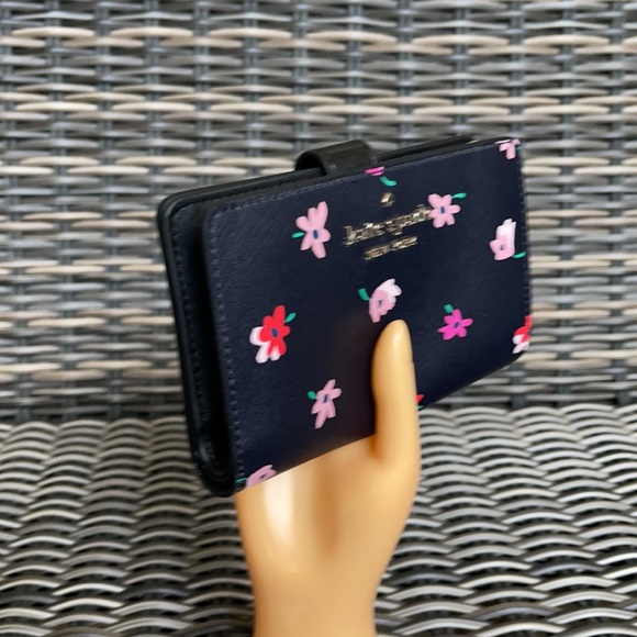 Kate Spade Staci Ditsy Buds Medium Compact Bifold Wallet wlr00608 Black Multi - Picture 2 of 16